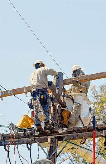 /uploads/2025/04/electricians-on-powerlines.jpg